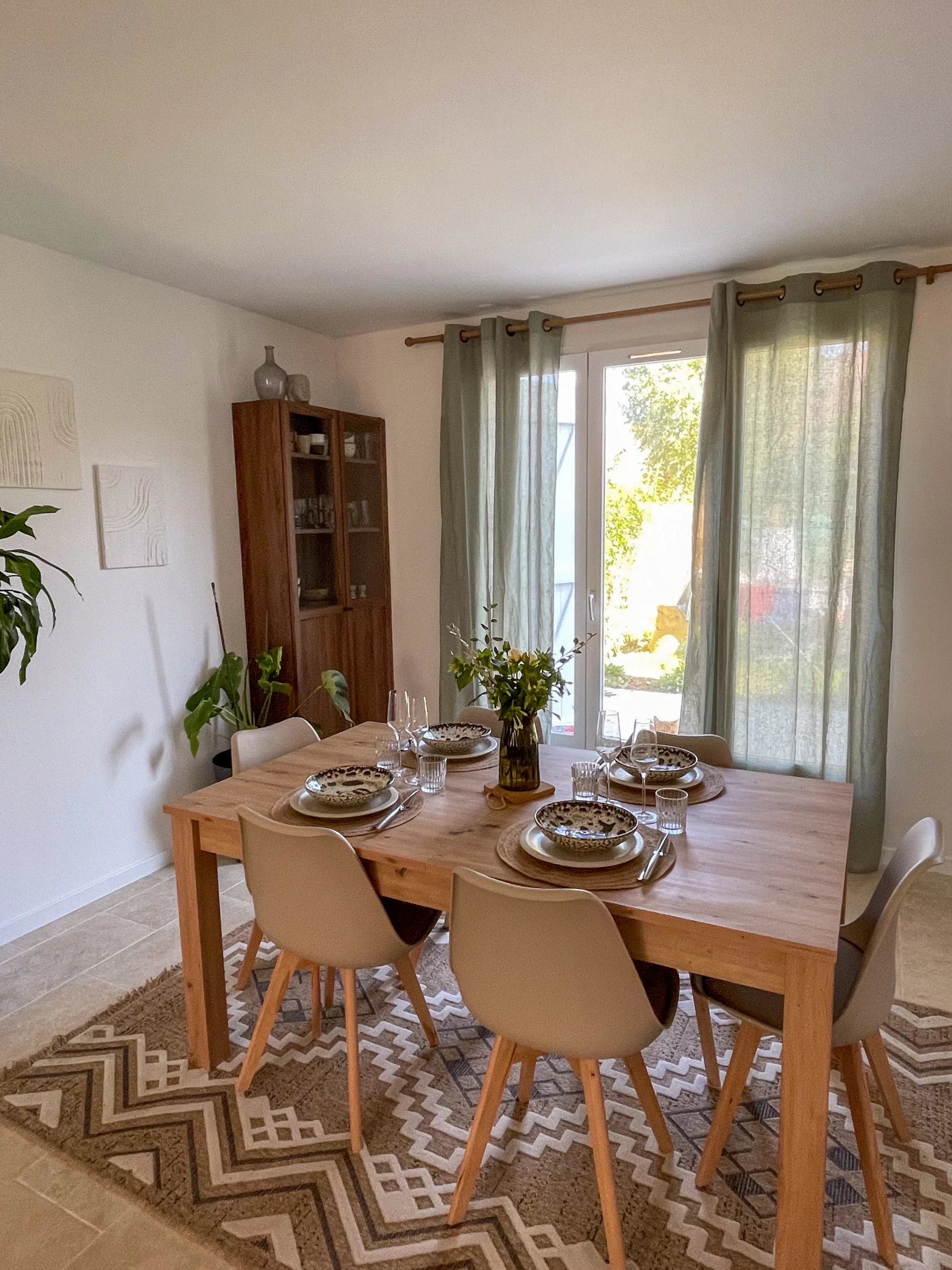 Salle à manger élégante avec une mise en valeur de l'art de la table, alliant design et fonctionnalité