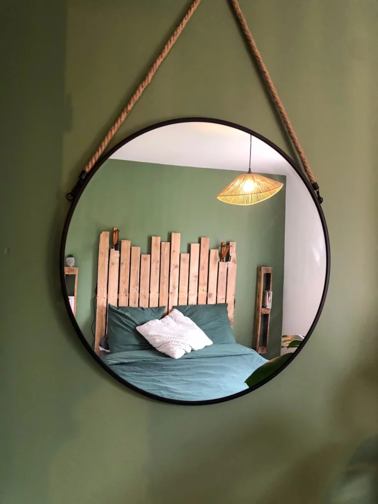 Mur d'ambiance en bois fait main rénovation d'une chambre