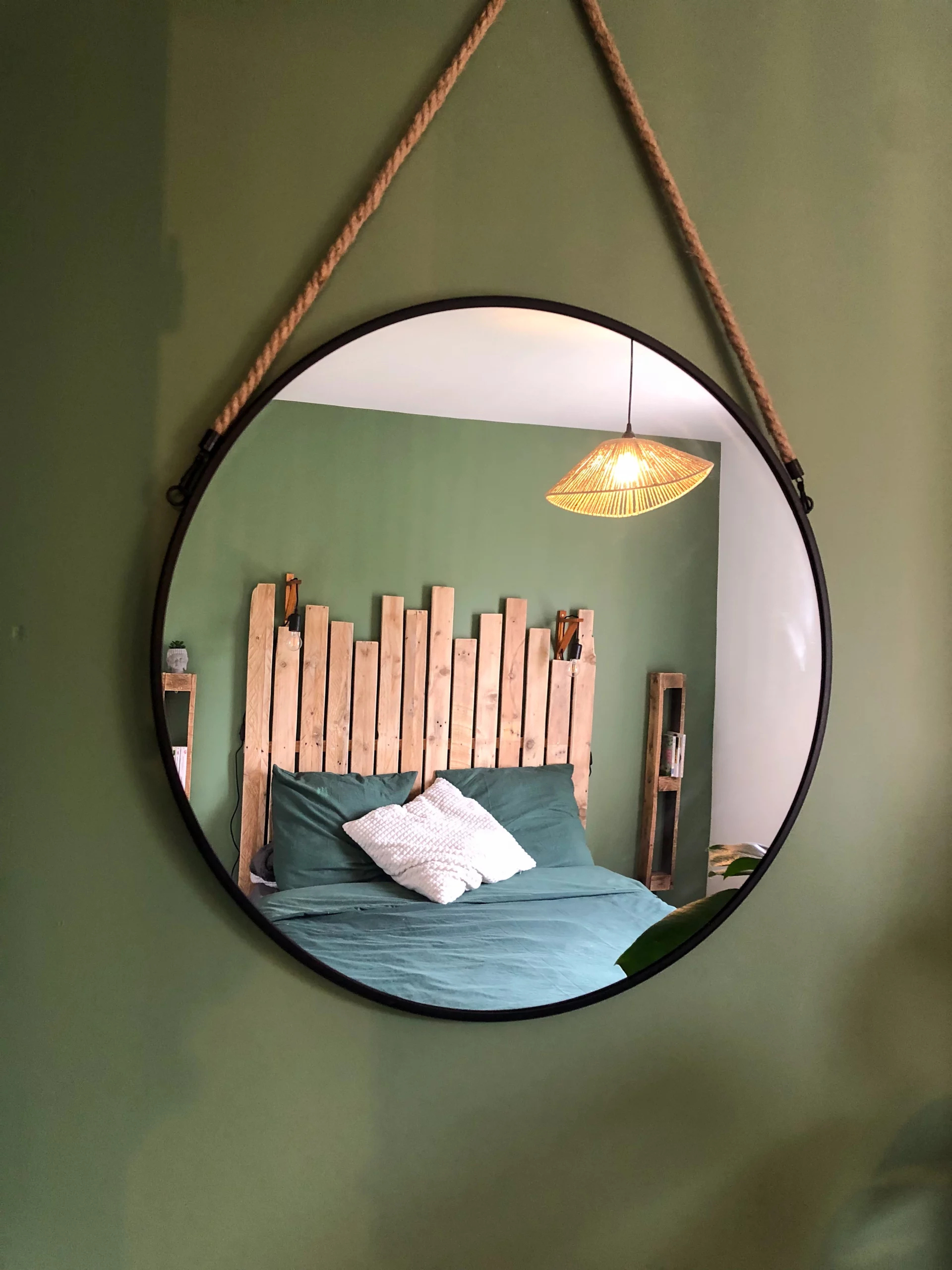 Mur d'ambiance en bois fait main rénovation d'une chambre