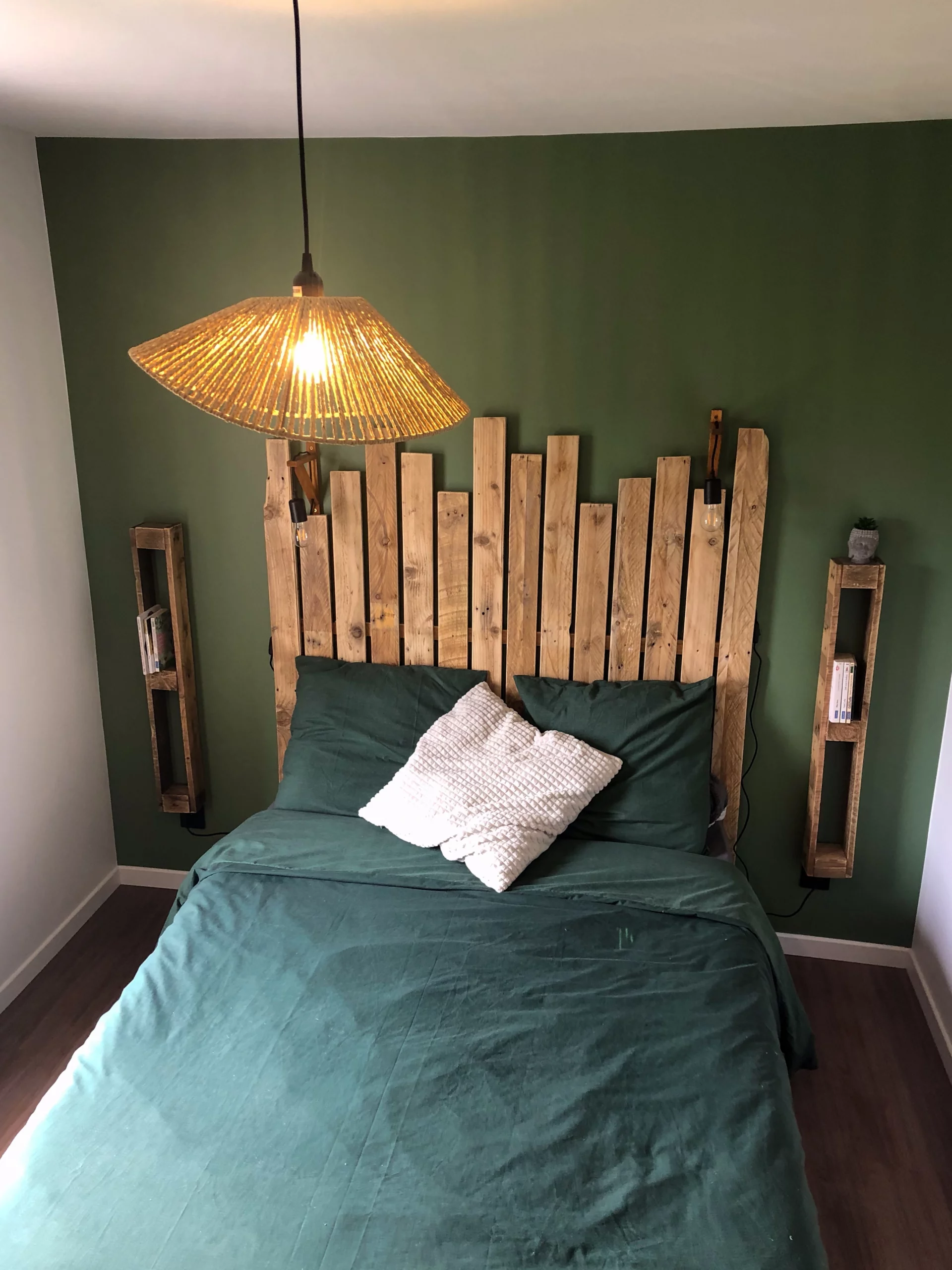 Chambre déco tête de lit en bois et mur peint