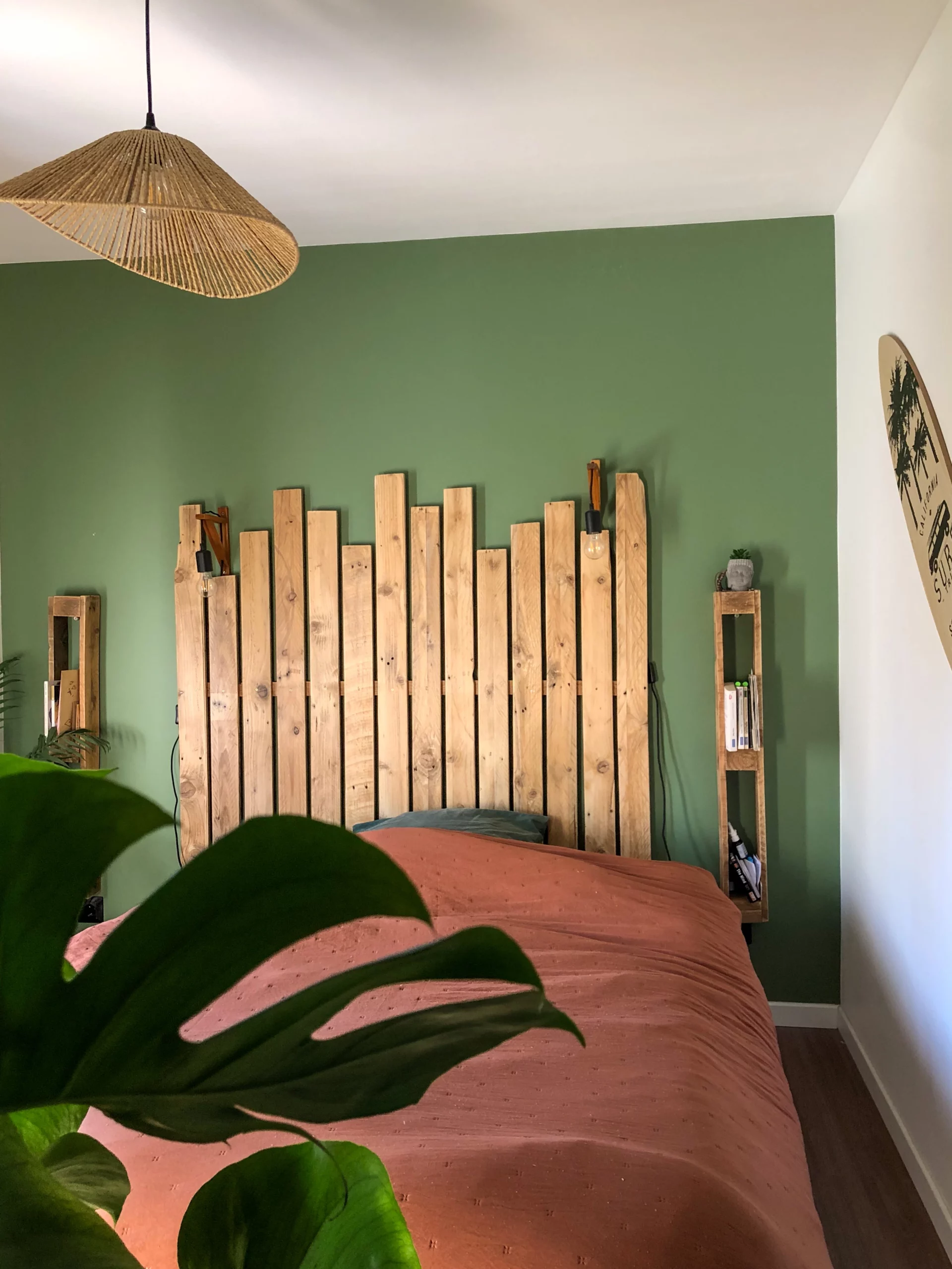 Chambre rénovée dans un style naturel avec peinture verte et éléments en bois