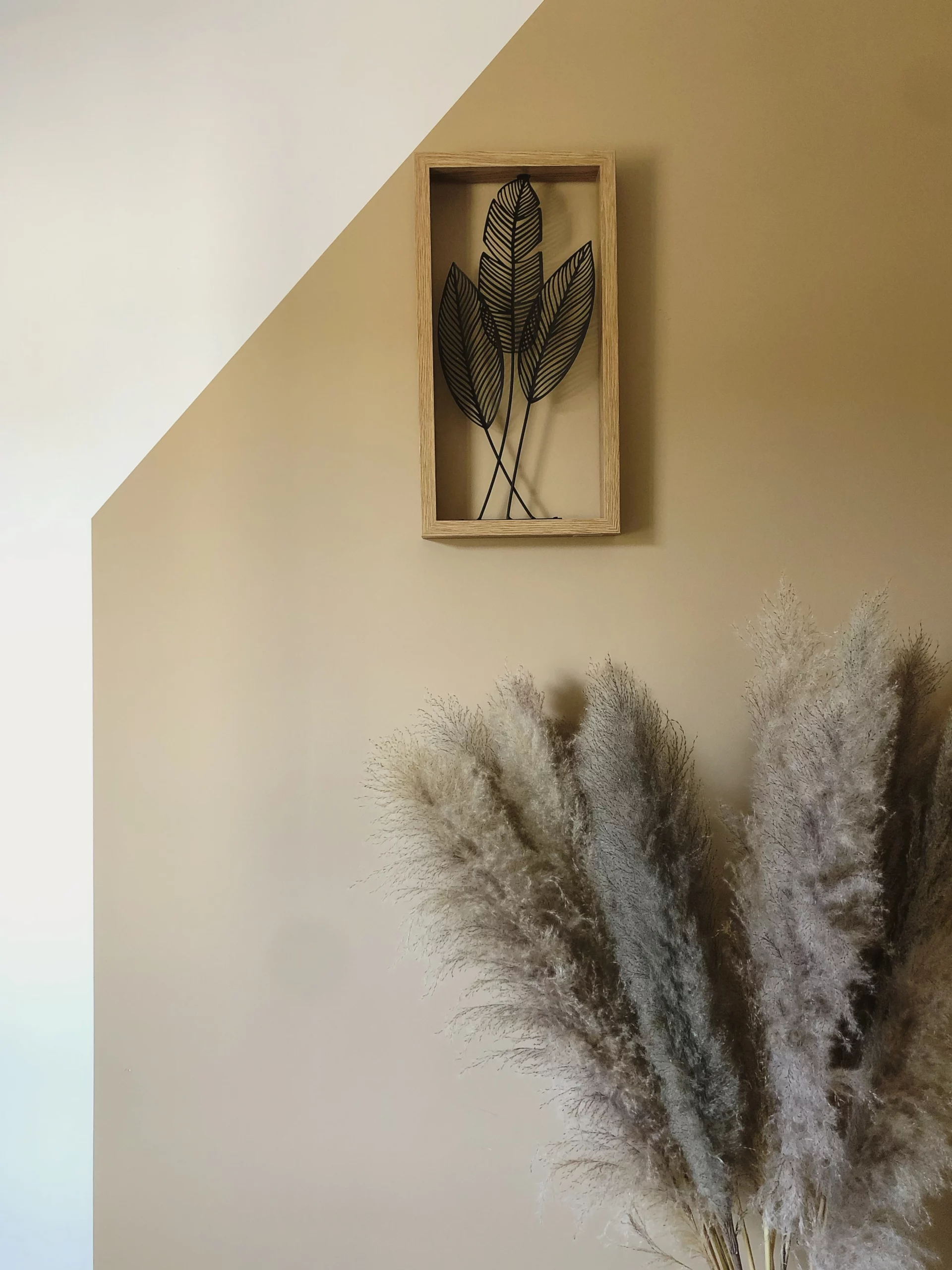 Pampas et cadre déco murale dans chambre beige