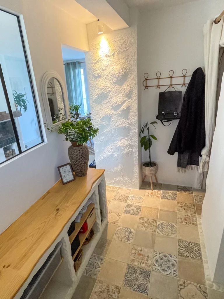 Entrée design meuble en mortier et mur effet matière
