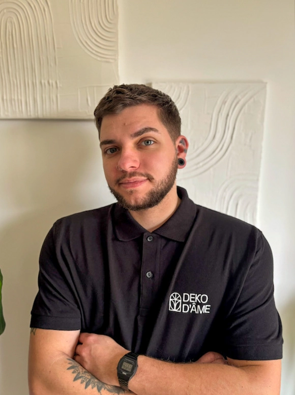 Portrait de Julien Jean Joseph, créateur de Dékod’âme, spécialisé en effets de matière et décoration intérieure. Une histoire de passion