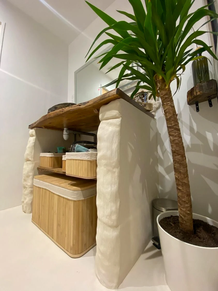 Salle de bains avec carrelage vert et meuble en siporex