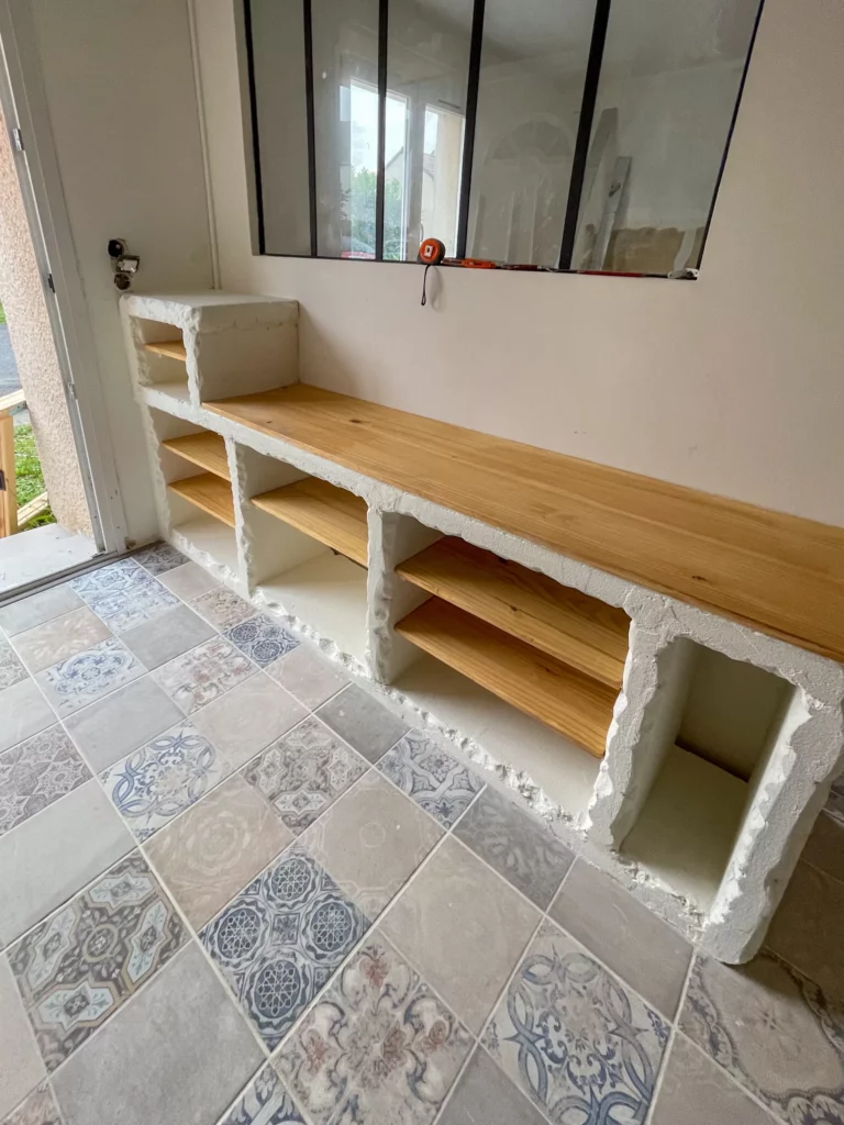 Meuble de rangement sur-mesure siporex et sol en carreaux de ciment