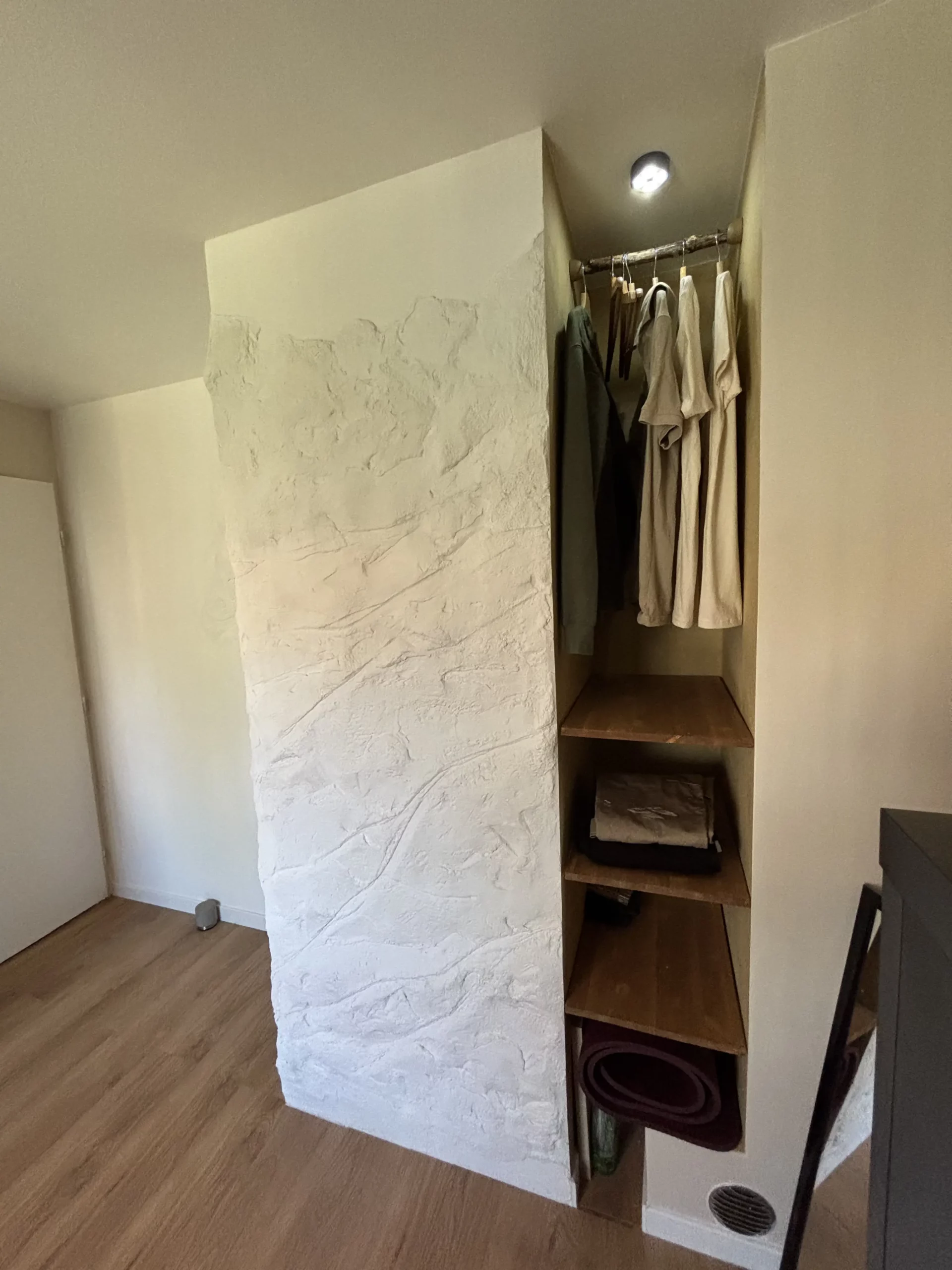 Optimisation d’un espace avec placards sur-mesure et mur imitation de matiere