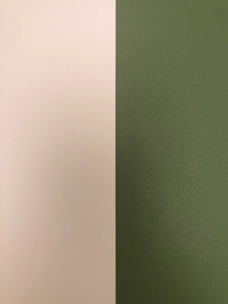 Mur de chambre peint en vert doux avec décoration naturelle