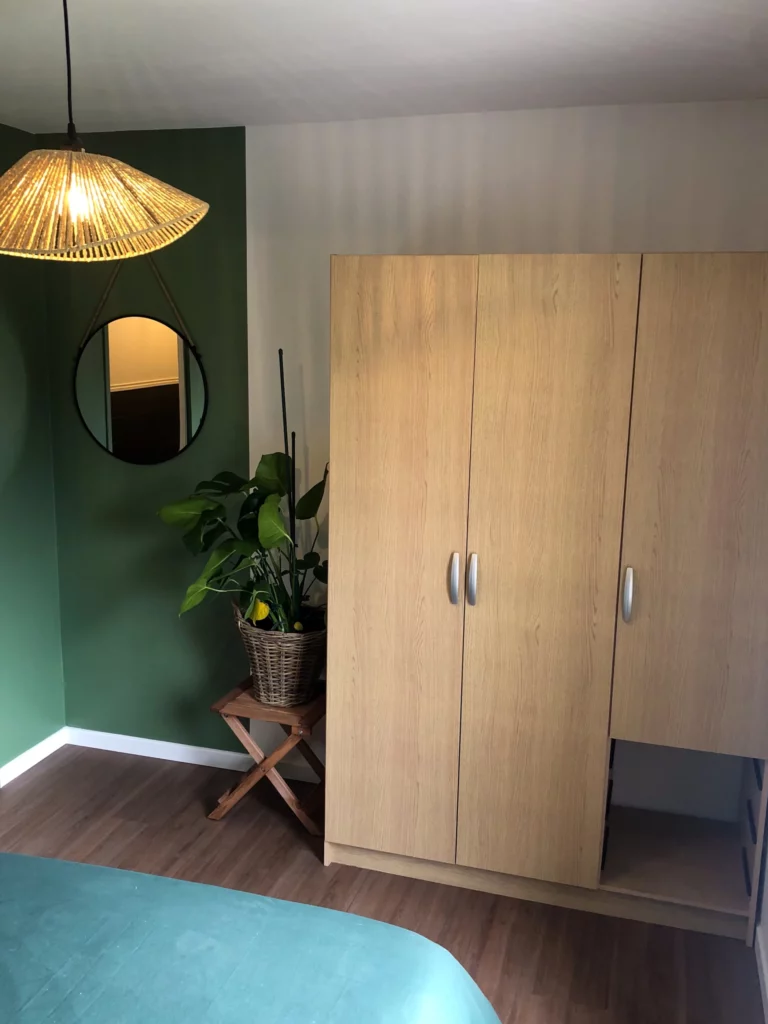 Détail déco naturelle dans la chambre : plantes, bois
