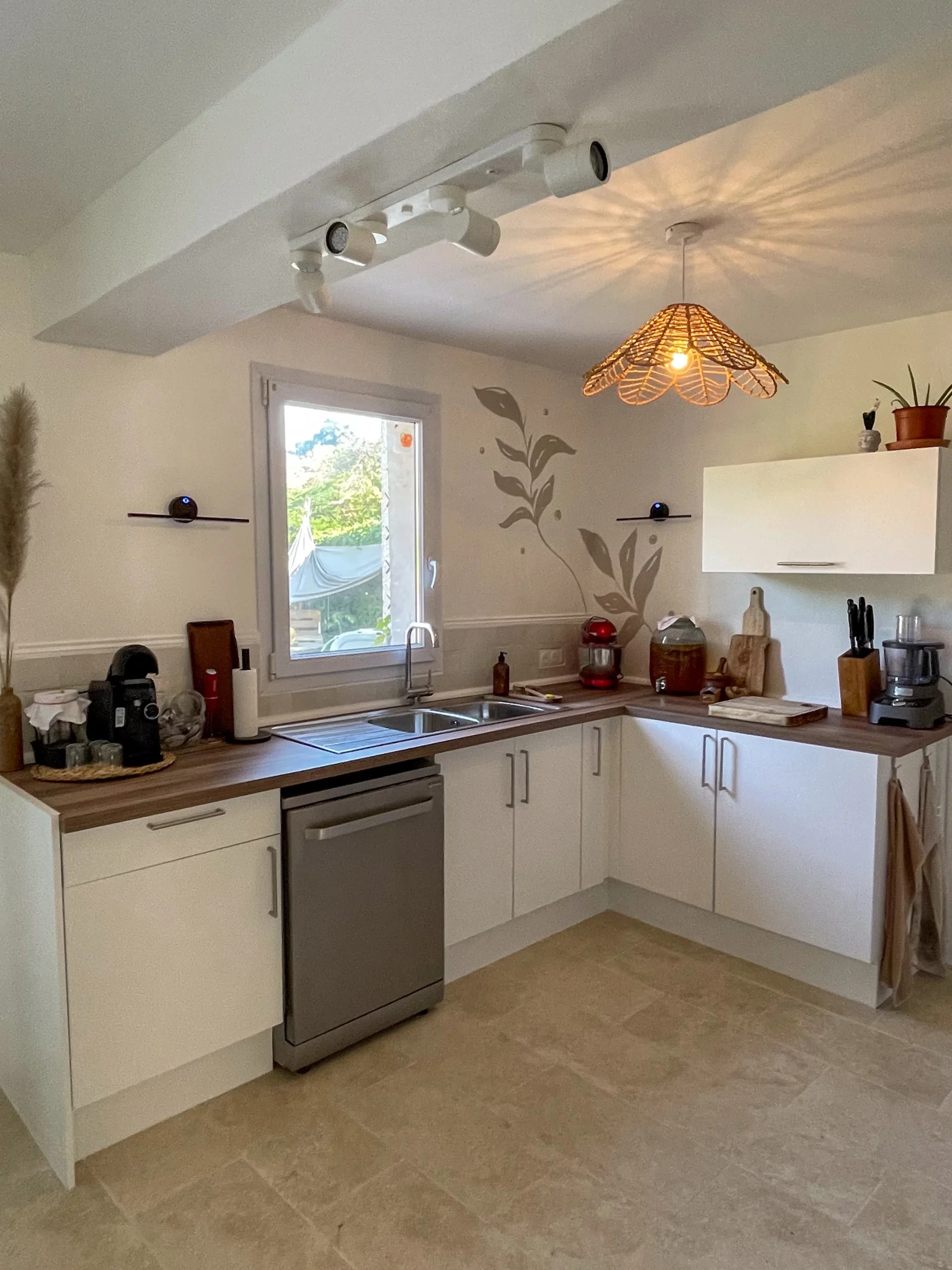 Cuisine moderne bois clair avec crédence murale lumineuse