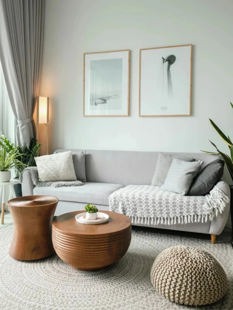 Salon lumineux et moderne mis en valeur grâce au home staging pour optimiser la vente immobilière.