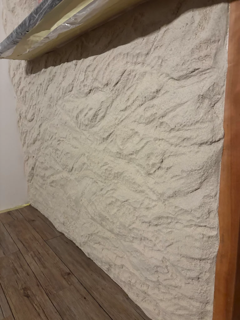 Le mortier a été sculpté pour créer une texture minérale unique, apportant caractère, relief et profondeur à l’espace.