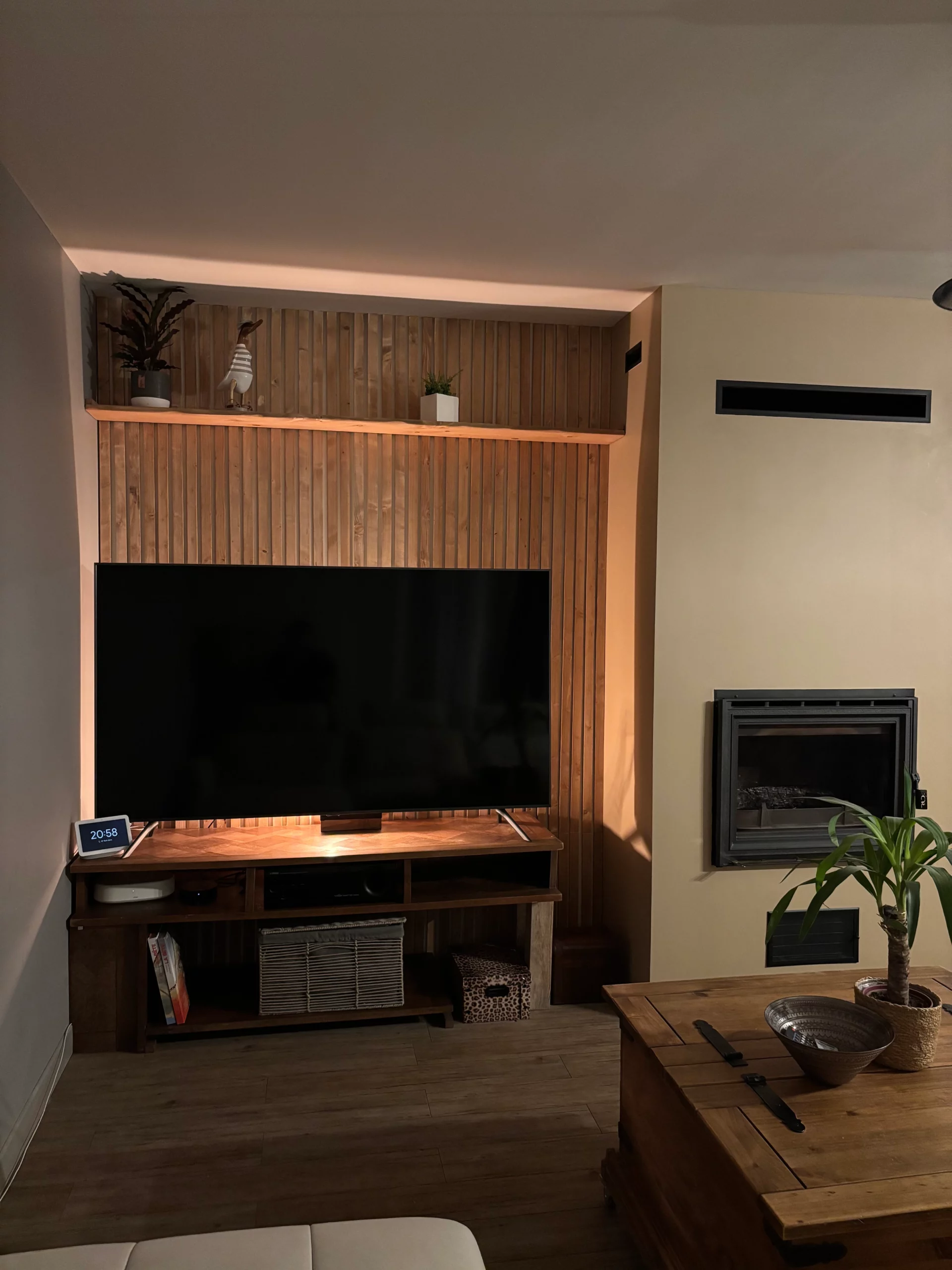 Ce travail de matière structure la pièce tout en conservant une atmosphère chaleureuse et naturelle.